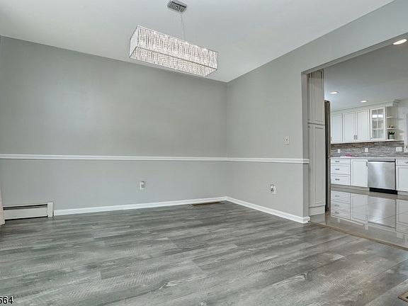 4th image of 34 Camelot Dr