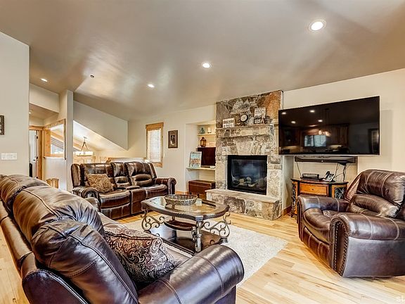 3rd image of 917 Creekwood Dr