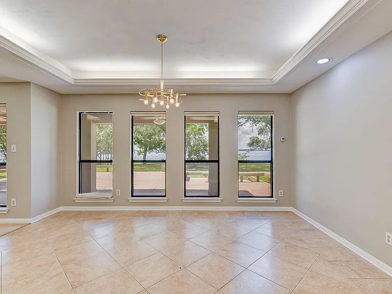 10045 Valley Dr S — Photo 13