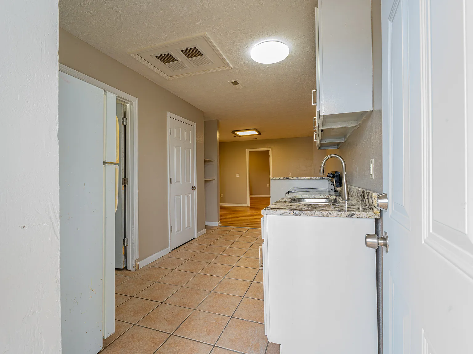 1 bed, 1000 sqft, $1,050 — Photo 3