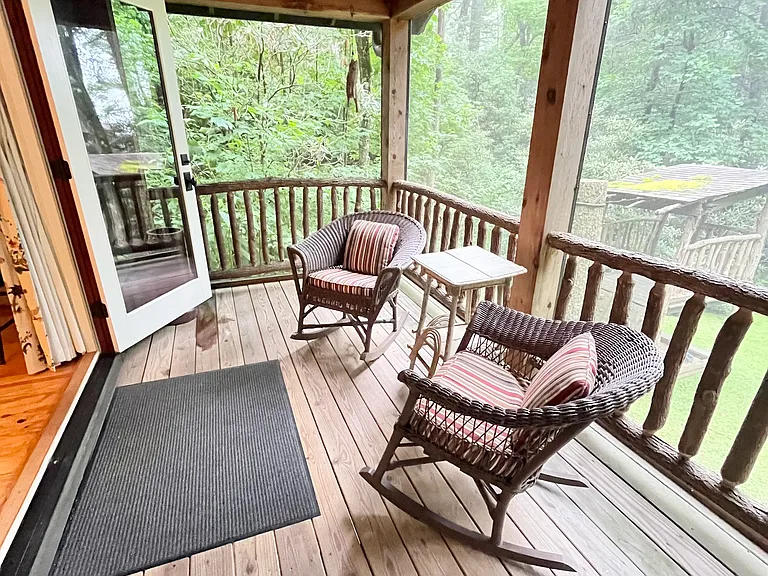 You'll have many tranquil mornings/evenings on the screen porch.