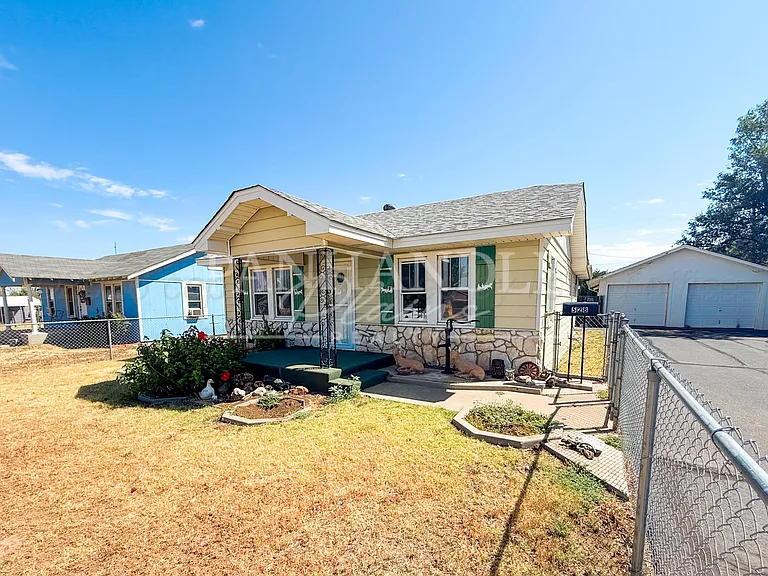 528 Hazel St — Photo 3