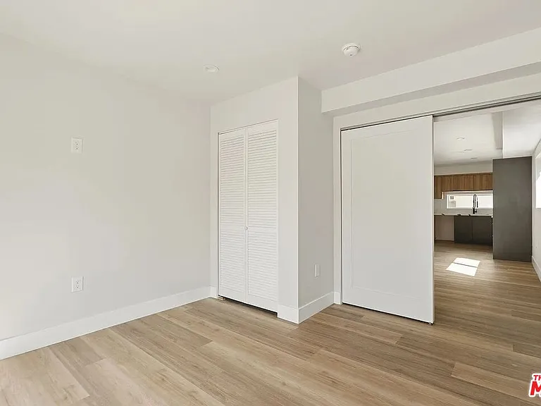 716 W 41st Pl #1 — Photo 7