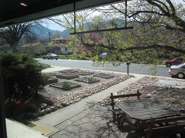 360 27th St — Photo 2