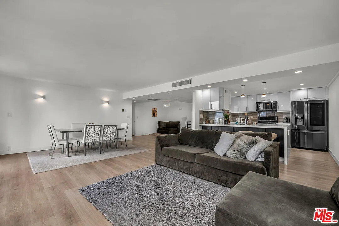 2 bed, 2.0 bath, 1352 sqft, $5,000 — Photo 2
