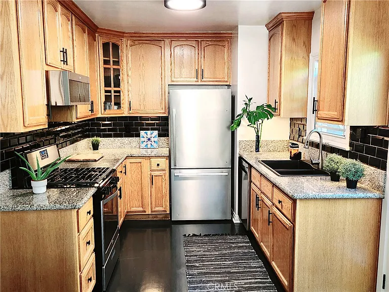 2353 Beach Ave — Photo 9