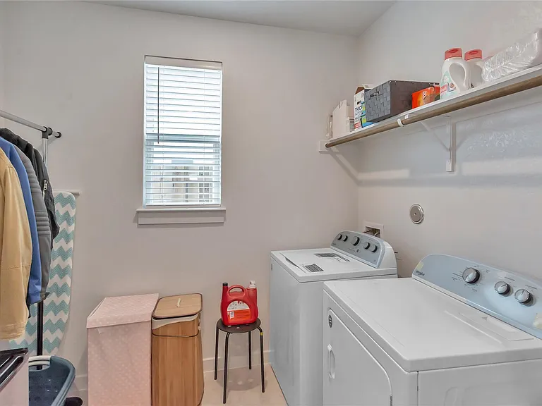 563 Saturnia Dr — Photo 15
