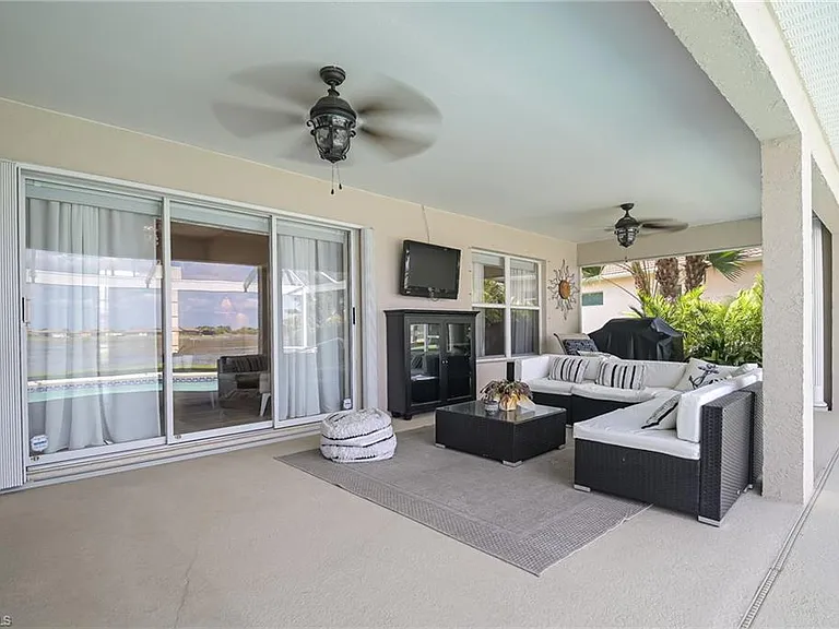 2250 Grove Dr — Photo 32