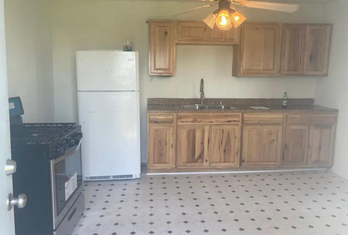 713 S Elm St — Photo 4