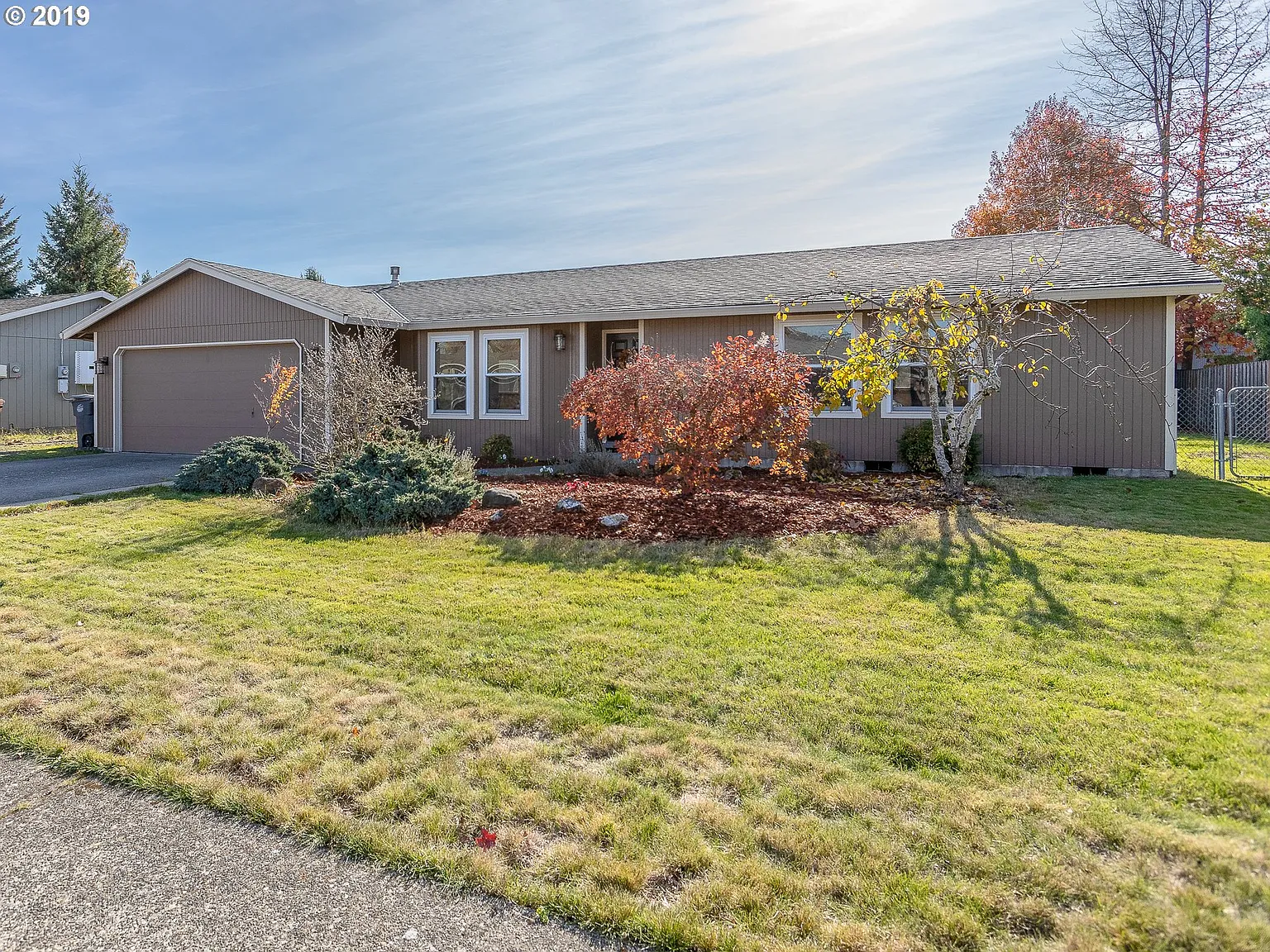 846 NE Kathryn St photo 1