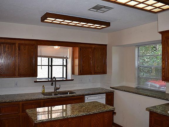 3rd image of 3303 Cave Springs Dr