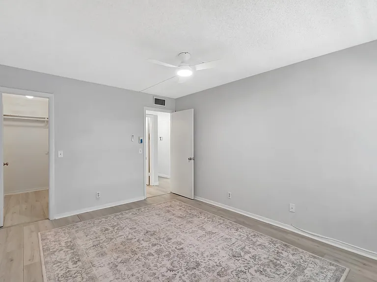 481 Burgundy St #K — Photo 6