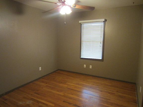 3rd image of 901 E Poplar St
