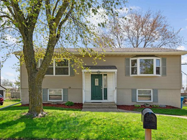 105 Country Ct, De Witt, IA 52742
