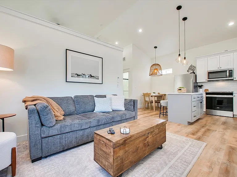 1413 W Rossi St — Photo 6