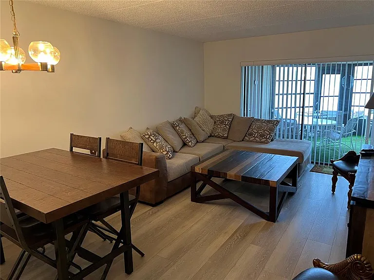 333 Woodlake Wynde — Photo 9