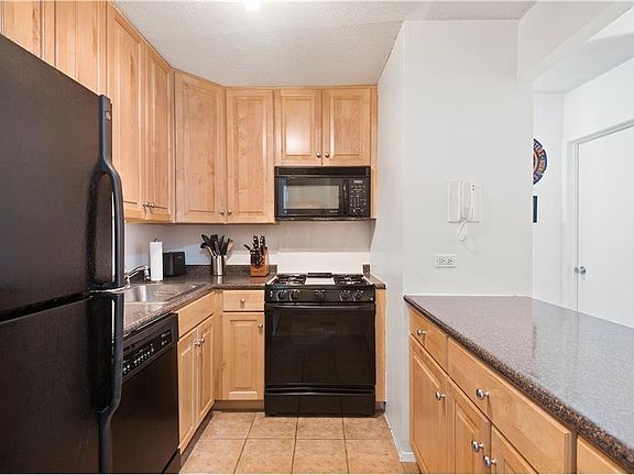 4th image of 130 W 67th St APT 6D