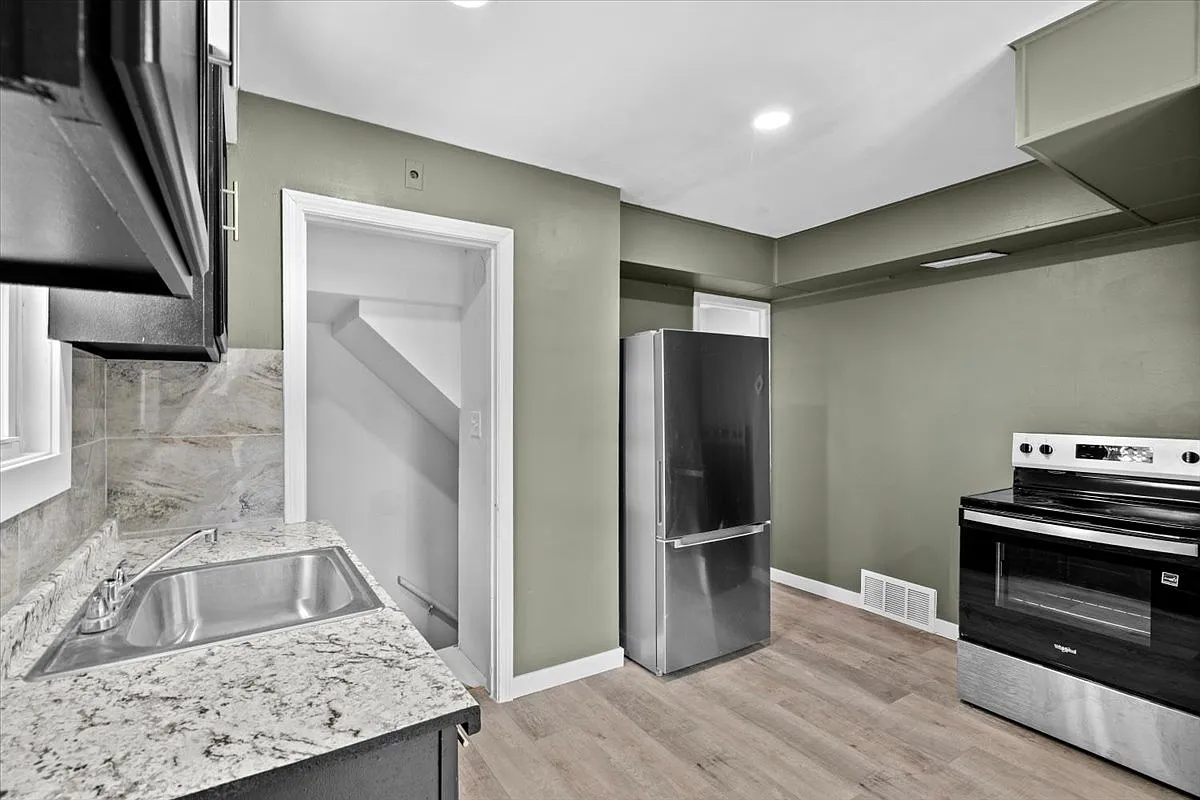 3 bed, 907 sqft, $1,448 — Photo 4