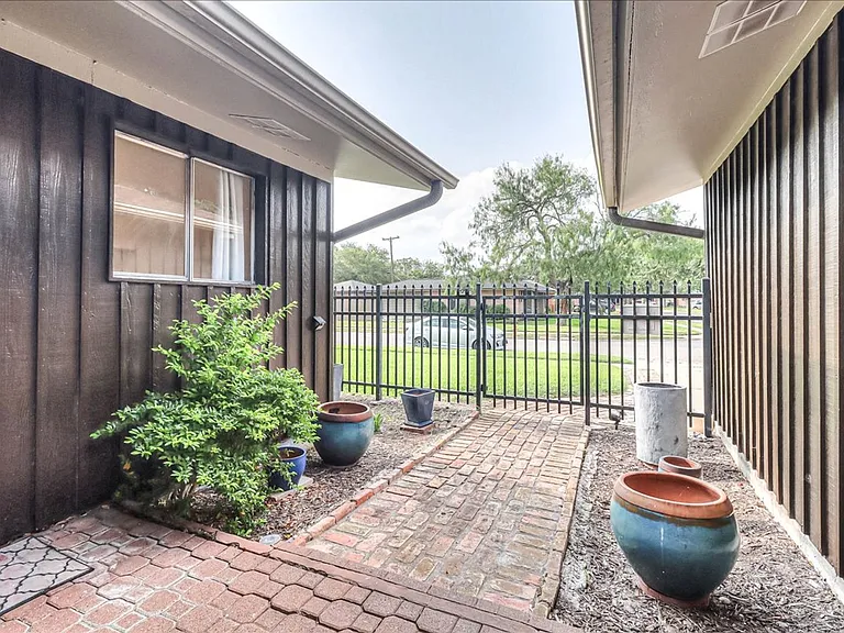 1022 Herndon St — Photo 45