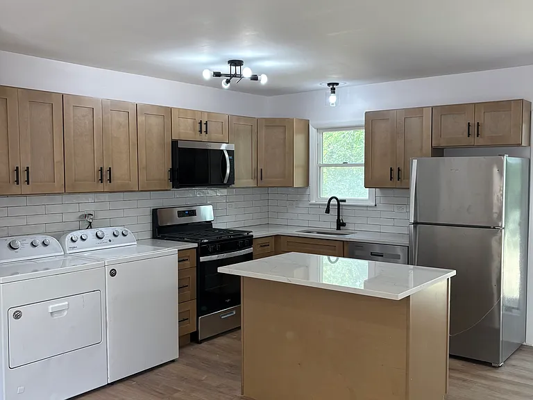 940 Princeton Ave — Photo 2