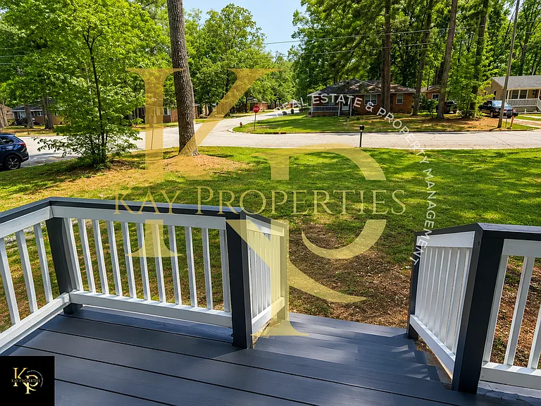 1828 Windsor Dr — Photo 4