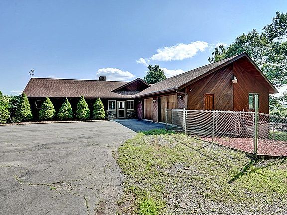 4th image of 225 Evergreen Ln