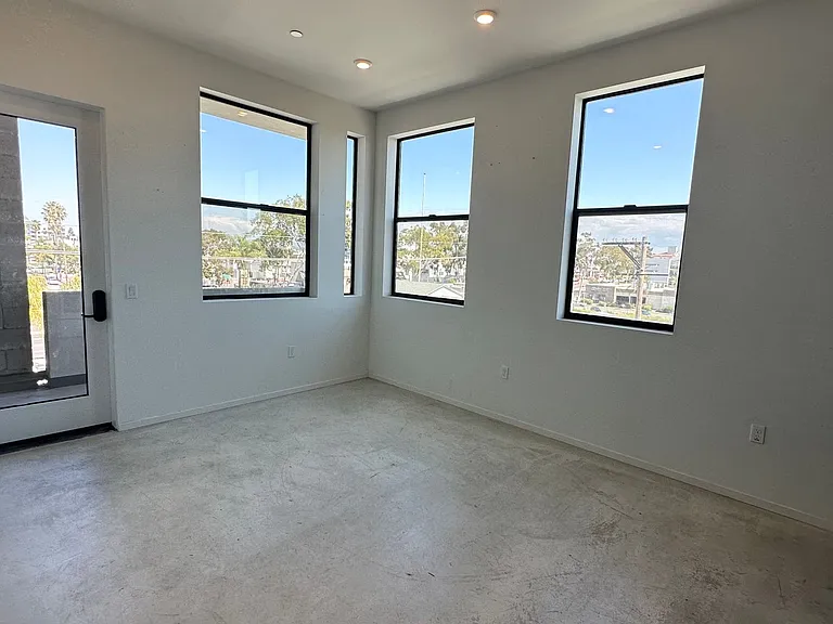 Jackwill Flats — Photo 4
