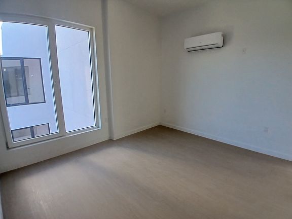 4th image of 76 Webster St #Var2