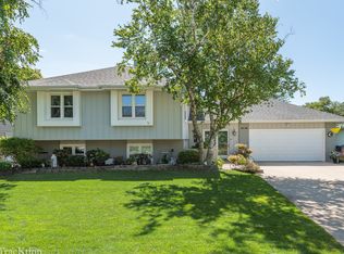 1411 Holland Pl, Downers Grove, IL 60515