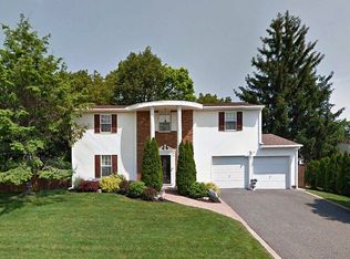 31 Hurtin St, Port Jefferson Station, NY 11776