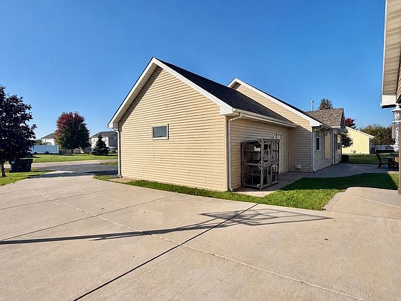 4th image of 1011 E Whippoorwill Way