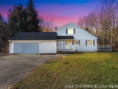 8277 Peninsula Dr, Stanwood, MI, 49346