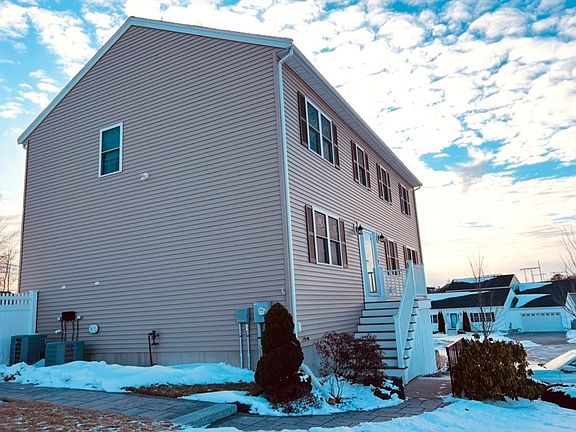 3rd image of 6 Marshall Cir