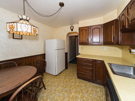 5th image of 616 Willow St