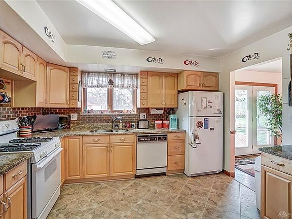 5th image of 220 Orchard Hill Dr