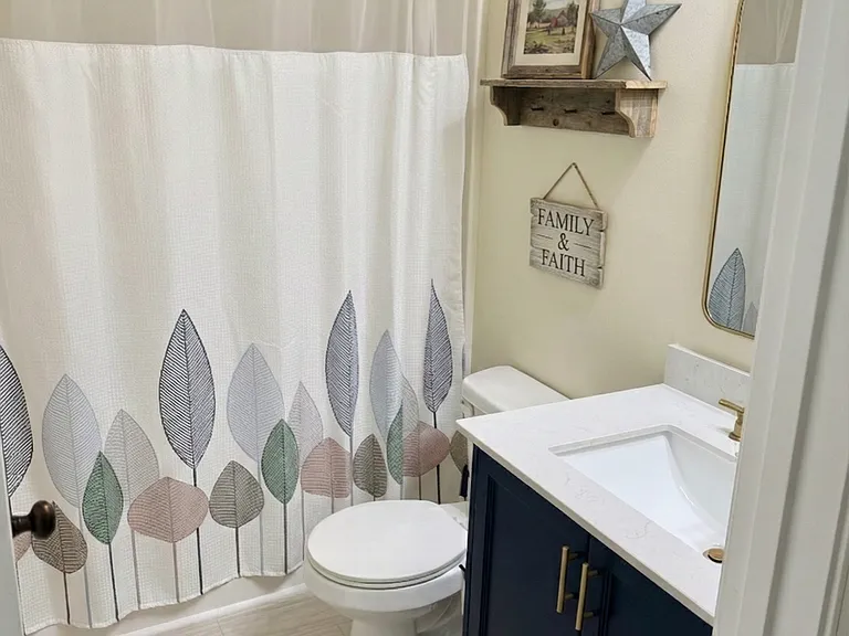 Upstairs full bathroom.