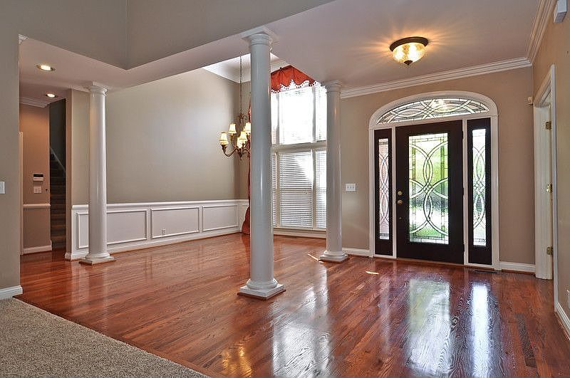 Entry Foyer w/hardwoods