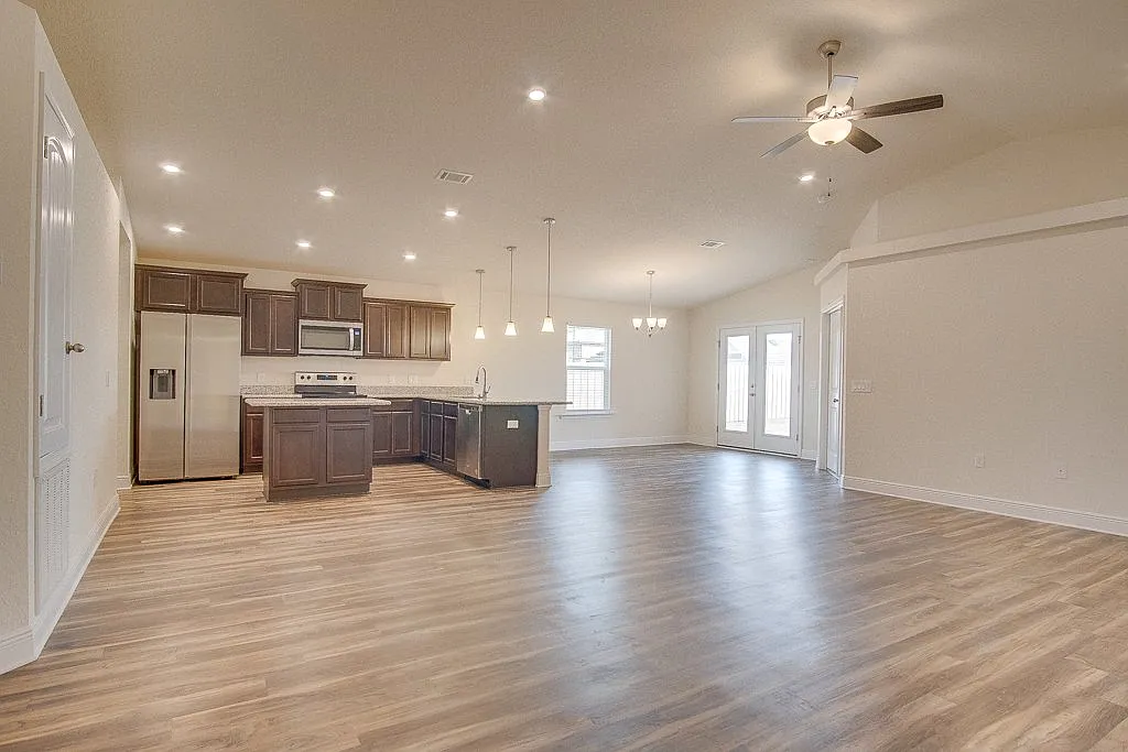 3 bed, 2.0 bath, 1873 sqft, $2,400 — Photo 2