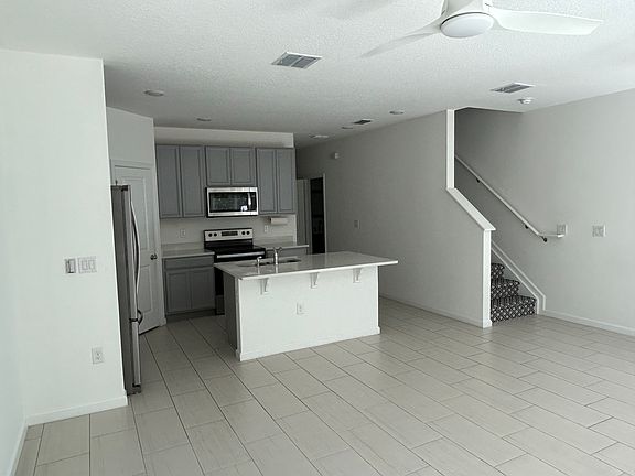 4th image of 380 SE Sea Hunt Way