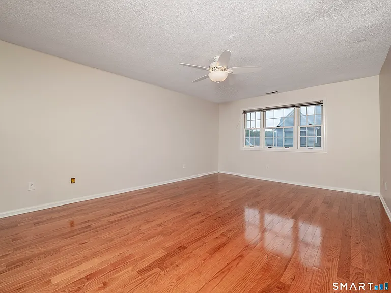 37 Wilton Crst #37 — Photo 17