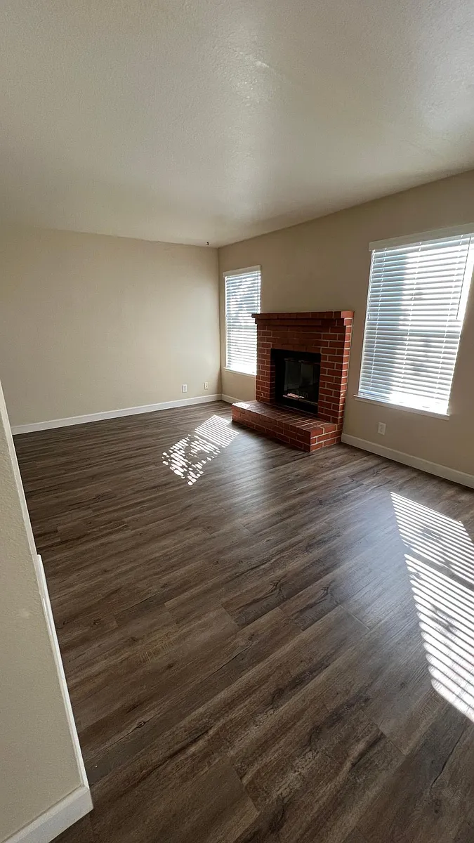 Building Photo - 2584 Greenwood Ln #6