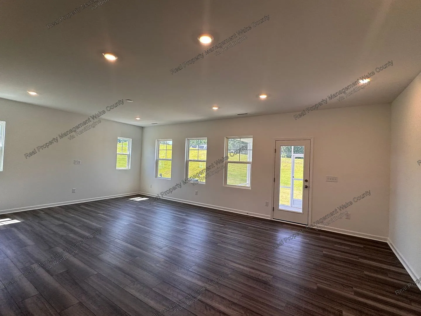 3 bed, 2.5 bath, 1924 sqft, $2,050 — Photo 4