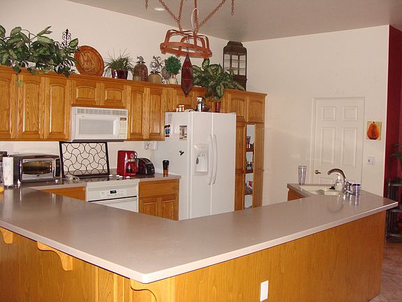 Kitchen w/ large Bkfst. bar
