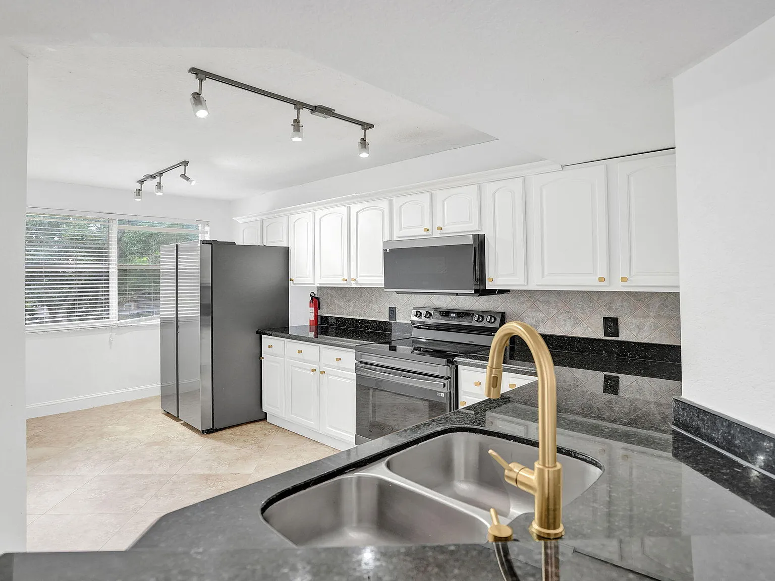 3 bed, 2.0 bath, 1166 sqft, $2,575 — Photo 3