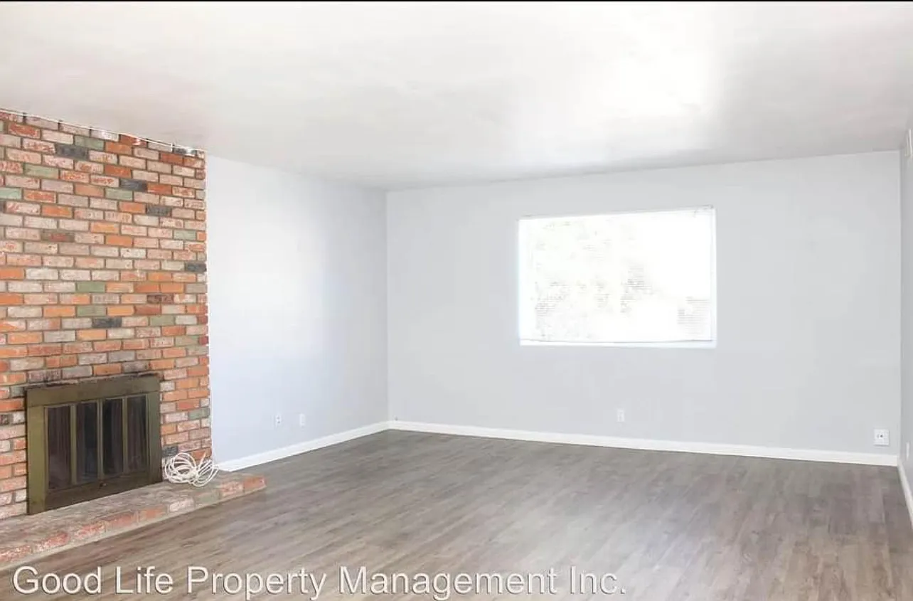 8 bed, 2304 sqft, $1,159 — Photo 2