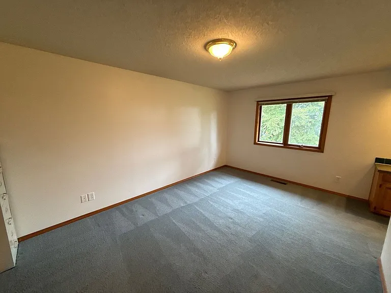 460 SE Conifer Pl — Photo 30