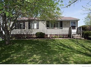 6945 Northview Dr, Lockport, NY 14094