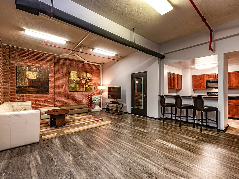 Marlboro Classic Apt & Redwood Square — Photo 13