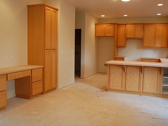 Kitchen w/ Desk Area