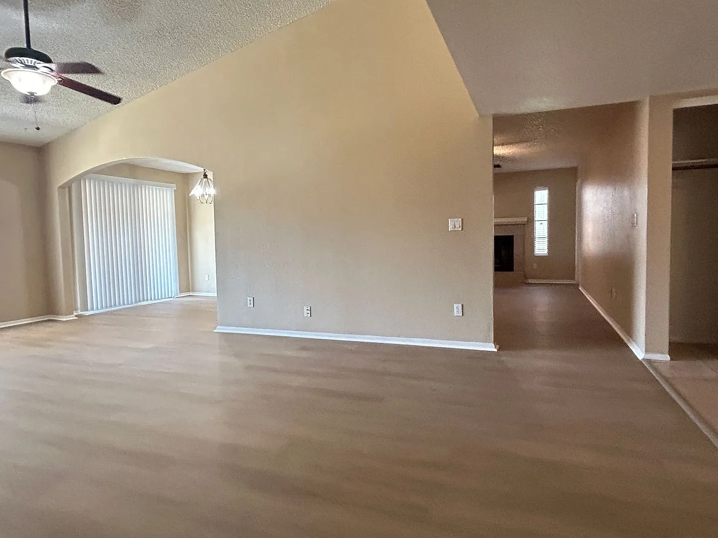 No Hoa, 4 Bed, 2 Bath, Home In Established Neighborhood — Photo 4